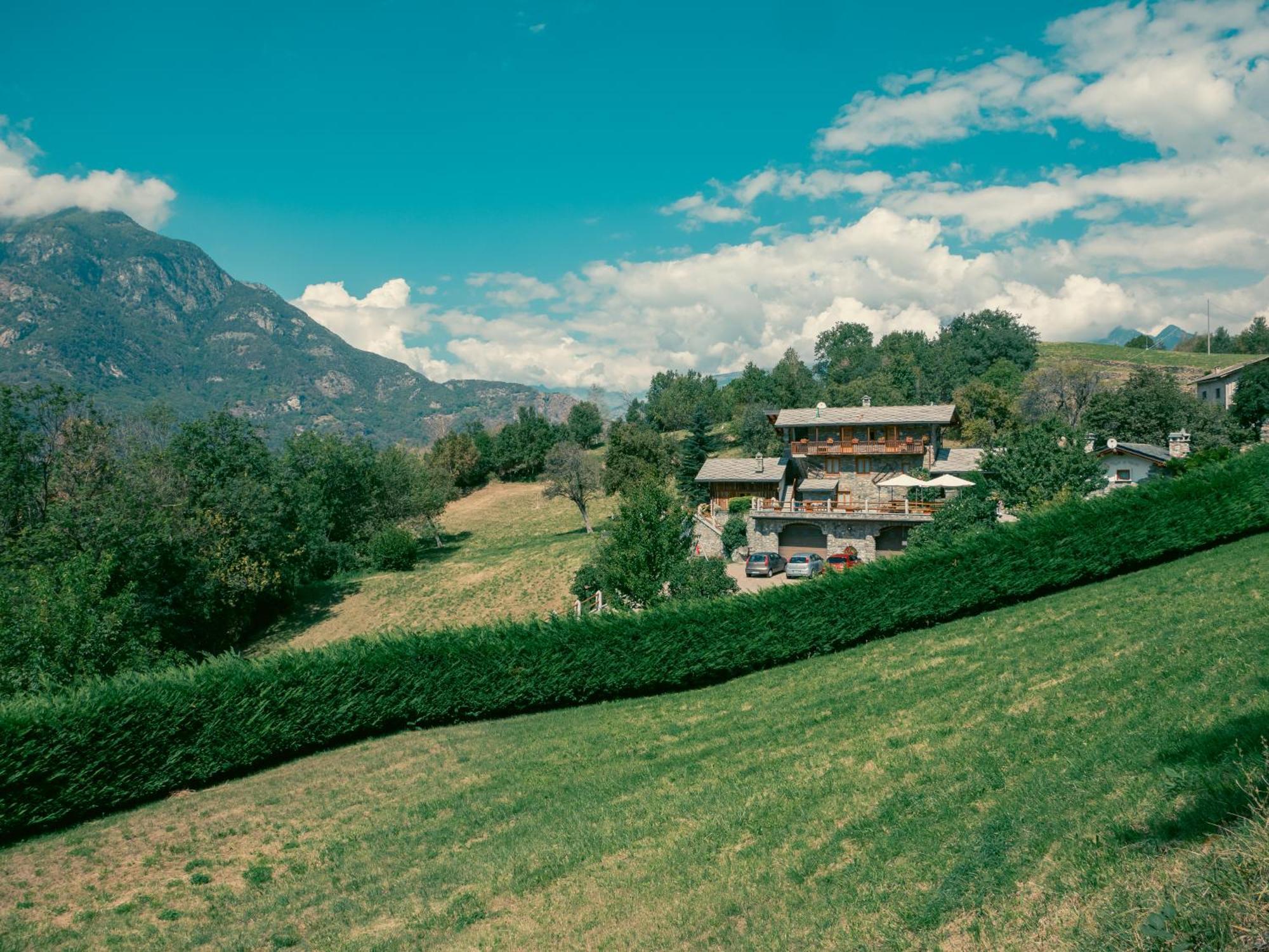 La Majon De Fohten Hotell Montjovet Exteriör bild